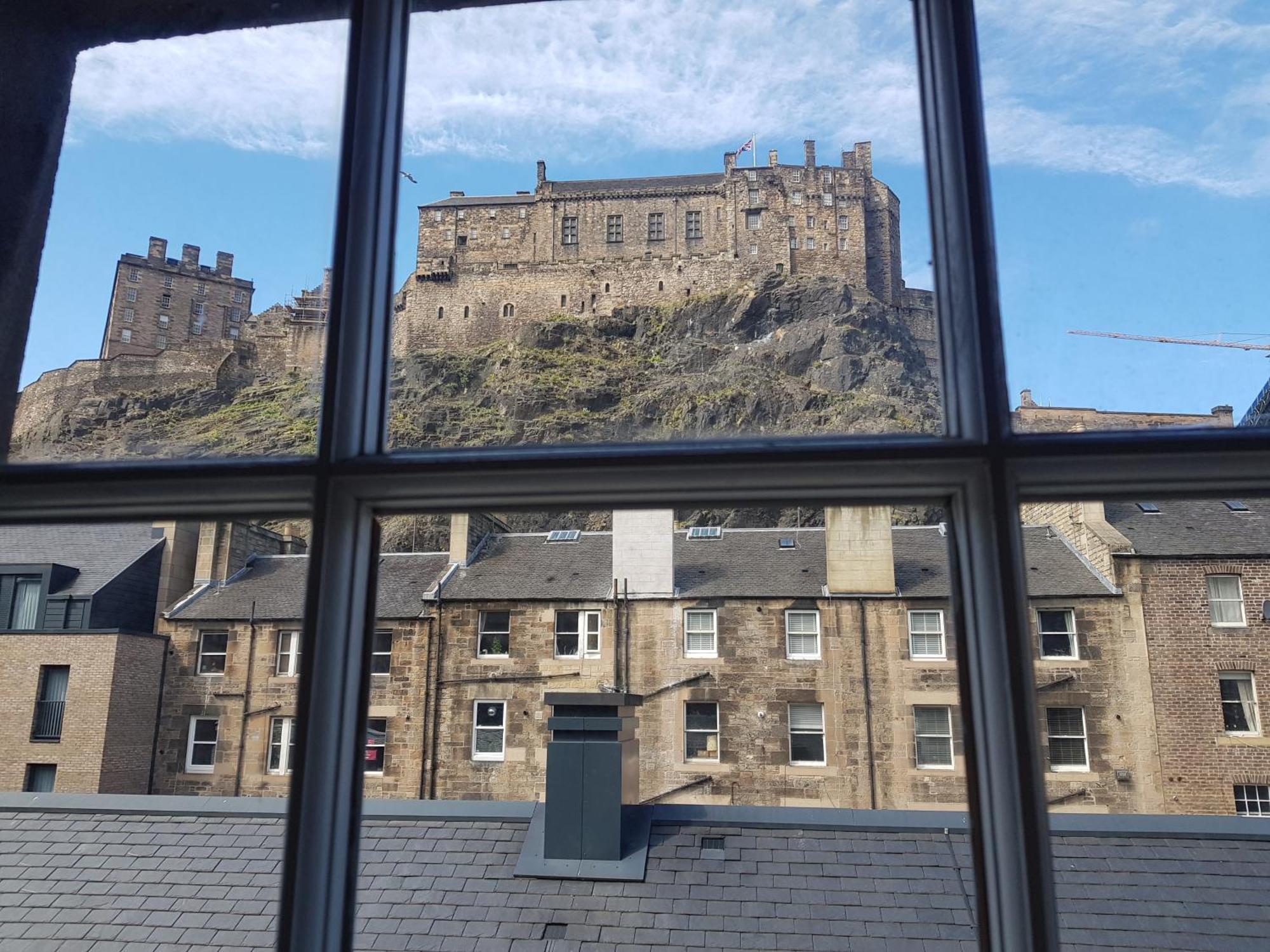 223 Websters Land - Stunning Castle View Apartment Edinburgh