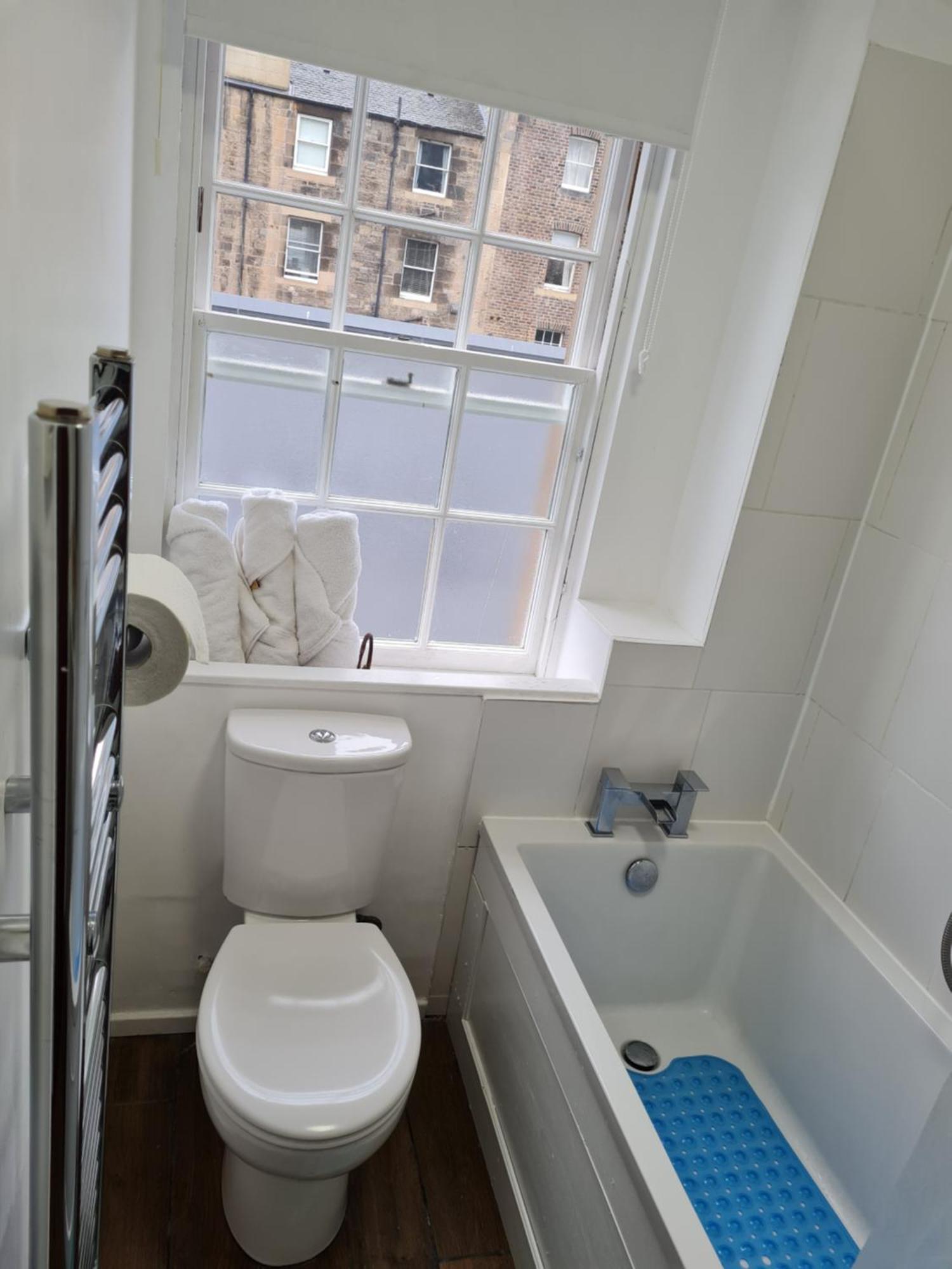 223 Websters Land - Stunning Castle View Apartment Edinburgh